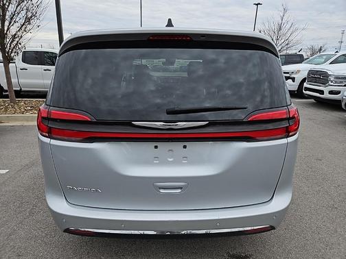 2024 Chrysler Pacifica Touring-L