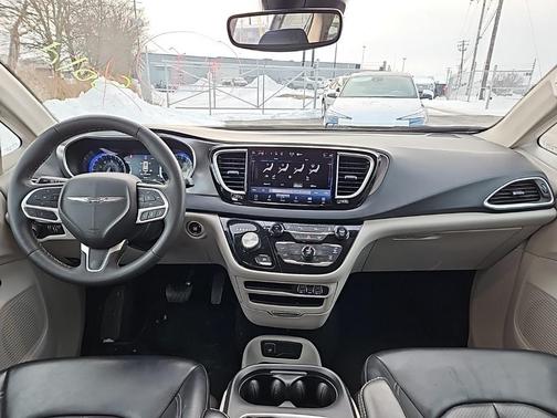 2023 Chrysler Pacifica Touring-L