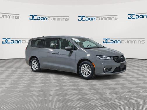 2023 Chrysler Pacifica Touring-L