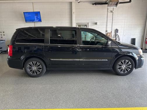 2014 Chrysler Town & Country S
