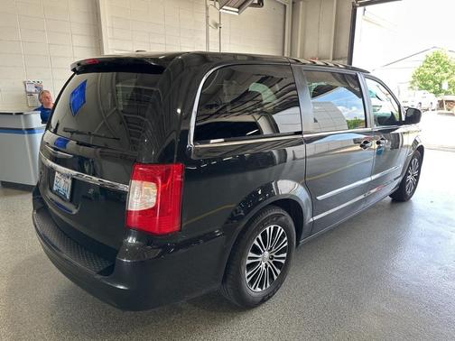 2014 Chrysler Town & Country S