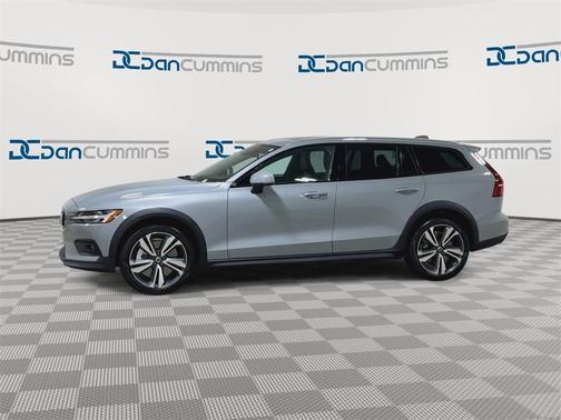 2025 Volvo V60 Cross Country B5 Plus