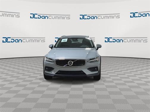 2025 Volvo V60 Cross Country B5 Plus