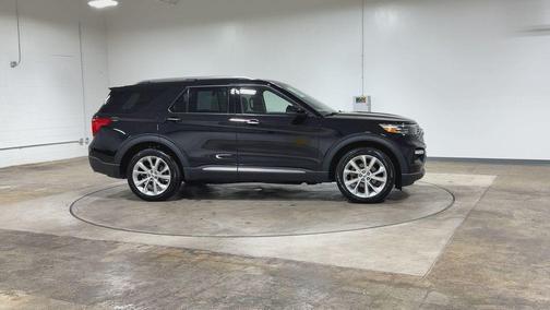 Black Metallic 2022 Ford Explorer Platinum