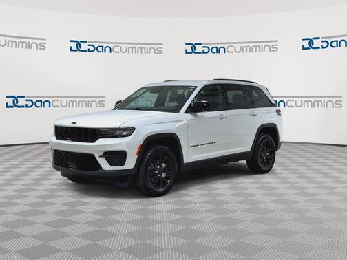 Bright White Clearcoat 2025 Jeep Grand Cherokee Laredo