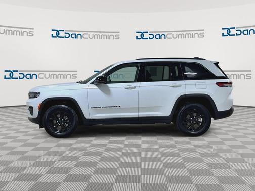 Bright White Clearcoat 2025 Jeep Grand Cherokee Laredo
