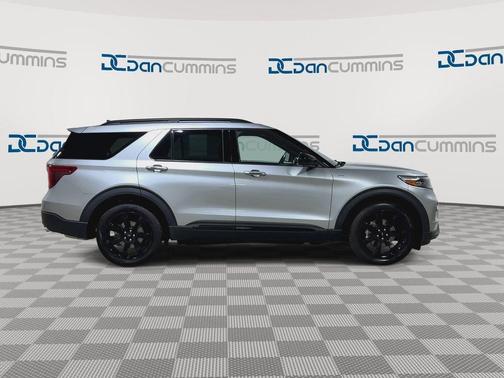 Silver Metallic 2023 Ford Explorer ST-Line
