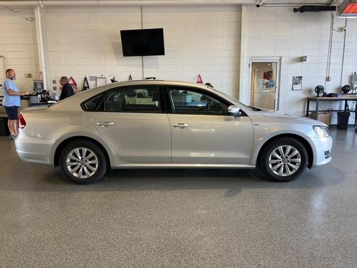 2015 Volkswagen Passat 1.8T Auto Wolfsburg Ed