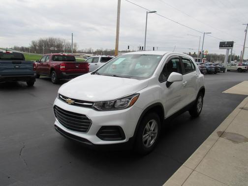 Summit White 2018 Chevrolet Trax LS