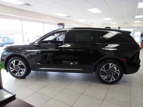 Infinite Black Metallic Clearcoat 2026 Lincoln Nautilus Premiere