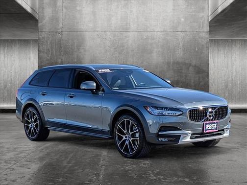 Photo 3 of 25 of 2020 Volvo V90 Cross Country T6