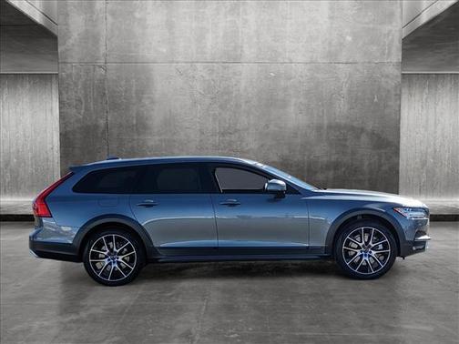 Photo 4 of 25 of 2020 Volvo V90 Cross Country T6
