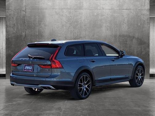 Photo 5 of 25 of 2020 Volvo V90 Cross Country T6