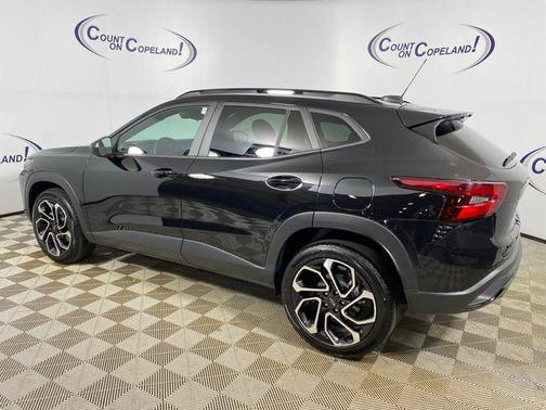 Mosaic Black Metallic 2024 Chevrolet Trax FWD 2RS