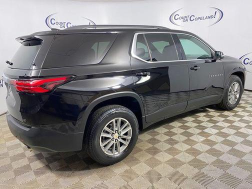 Mosaic Black Metallic 2023 Chevrolet Traverse LT Cloth