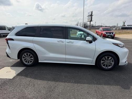 2022 Toyota Sienna XLE 7 PASSENGER