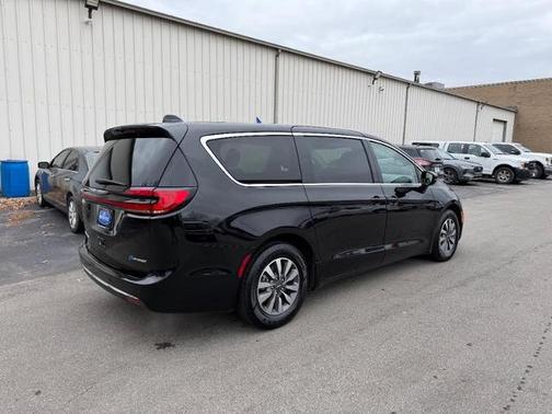 2024 Chrysler Pacifica SELECT