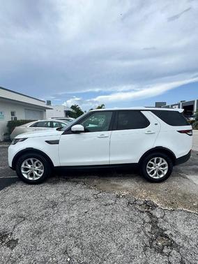 Fuji White 2020 Land Rover Discovery SE