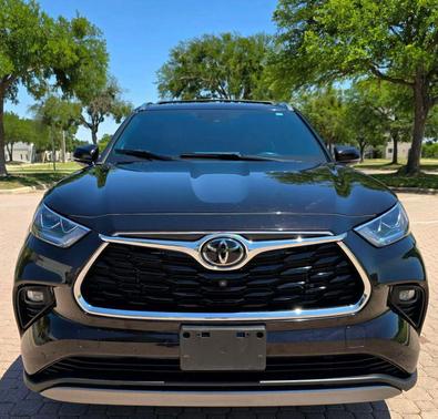 Midnight Black Metallic 2022 Toyota Highlander Platinum