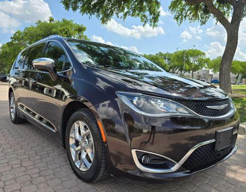 Dark Cordovan Pearlcoat 2017 Chrysler Pacifica Limited