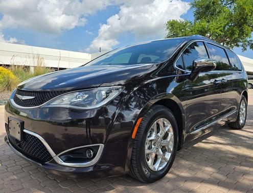 Dark Cordovan Pearlcoat 2017 Chrysler Pacifica Limited