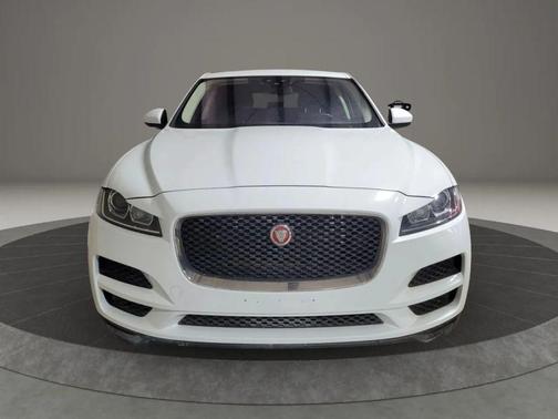 Fuji White 2018 Jaguar F-PACE 25t