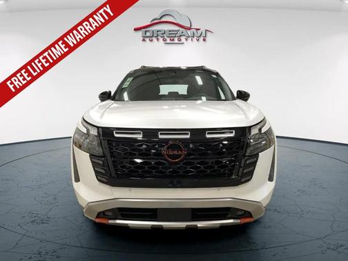 Everest White Pearl Tricoat/Super Black 2026 Nissan Pathfinder Rock Creek