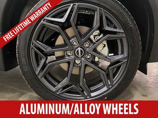 Aspen White Tricoat/Super Black 2026 Nissan Kicks SR