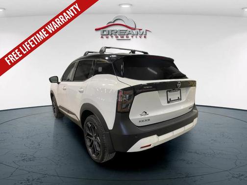 Aspen White Tricoat/Super Black 2026 Nissan Kicks SR