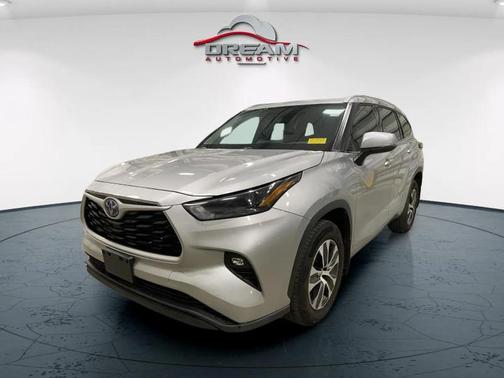 Celestial Silver Metallic 2022 Toyota Highlander Hybrid XLE