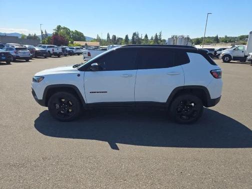 Bright White Clearcoat 2023 Jeep Compass TRAILHAWK
