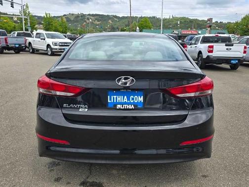 2018 Hyundai ELANTRA SE