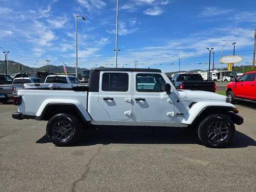 2024 Jeep Gladiator SPORT