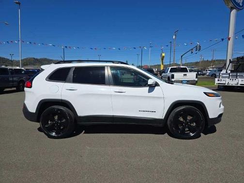 Bright White Clearcoat 2018 Jeep Cherokee LATITUDE