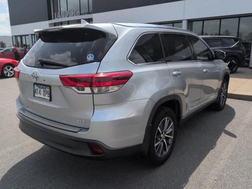 Celestial Silver Metallic 2019 Toyota Highlander XLE