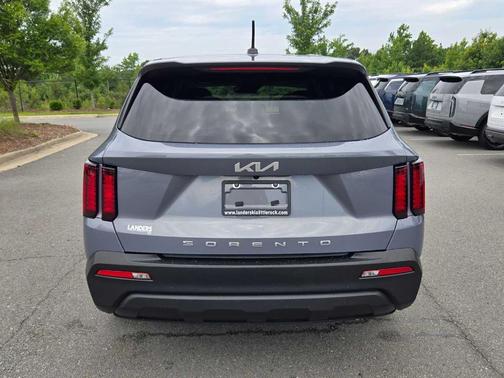 Everlasting Silver 2022 Kia Sorento LX