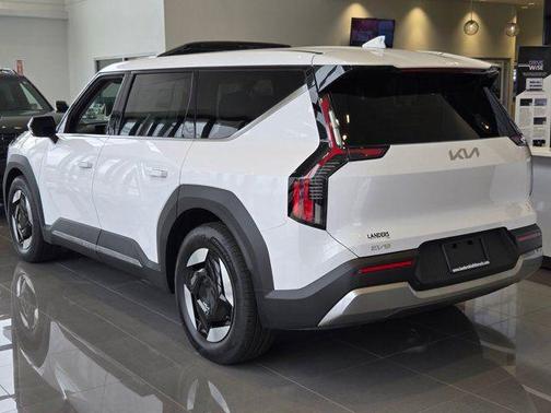 Glacial White Pearl 2026 Kia EV9 Light Long Range