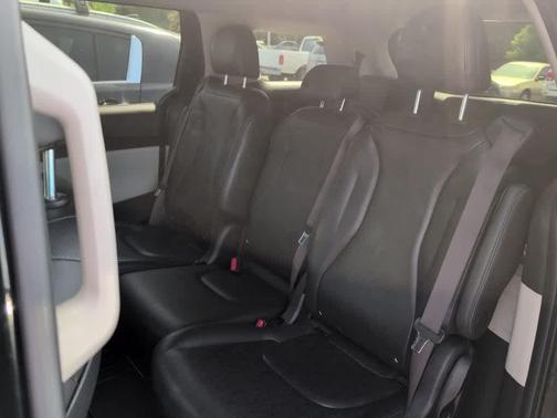 Aurora Black Pearl 2024 Kia Carnival LX