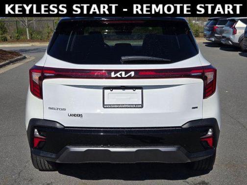 Clear White / Black Roof 2024 Kia Seltos X-Line