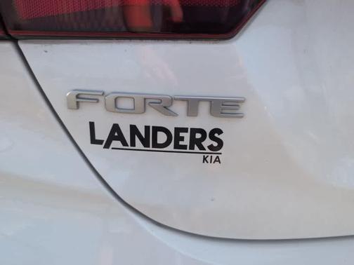 Snow White Pearl 2024 Kia Forte LXS