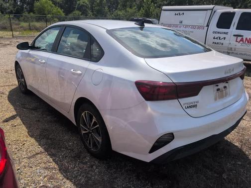 Snow White Pearl 2024 Kia Forte LXS