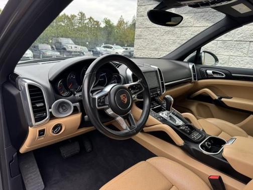 2018 Porsche Cayenne Base (Tiptronic)