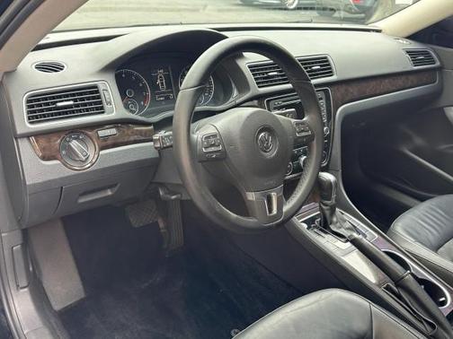 2014 Volkswagen Passat Auto SEL Premium