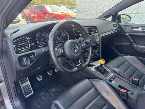2017 Volkswagen Golf R 4-Door