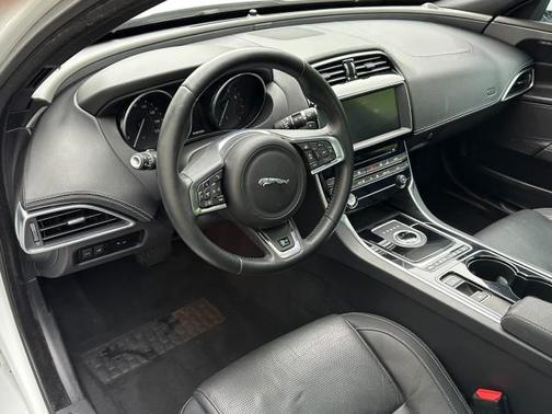 2017 Jaguar XE 35t R-Sport