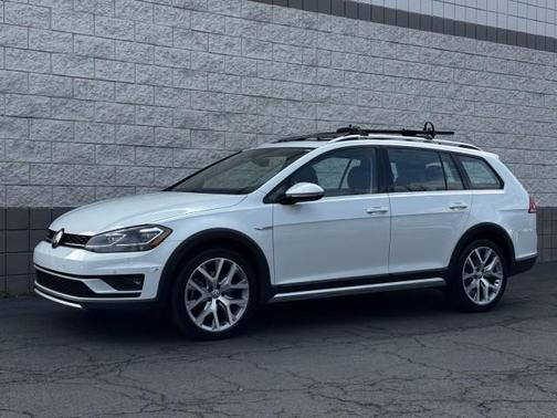 Pure White 2019 Volkswagen Golf Alltrack TSI SE
