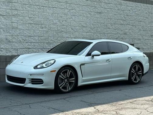2016 Porsche Panamera 4 Edition