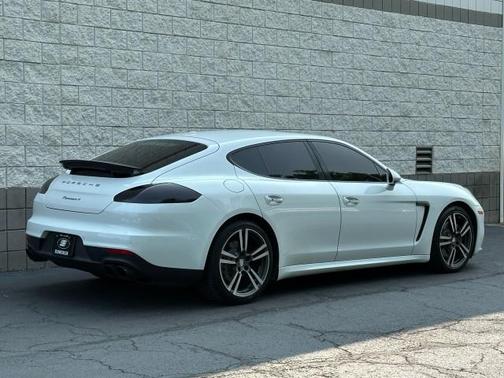 2016 Porsche Panamera 4 Edition