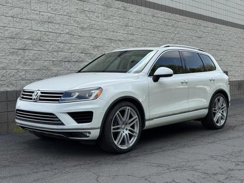 Pure White 2016 Volkswagen Touareg VR6 Lux