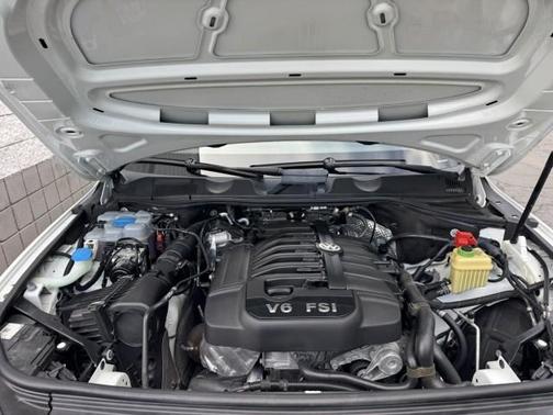 Pure White 2016 Volkswagen Touareg VR6 Lux